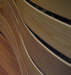 Rivestire con legno e tessuto : un esempio di pareti curve da rivestire